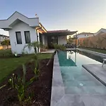 Villa S